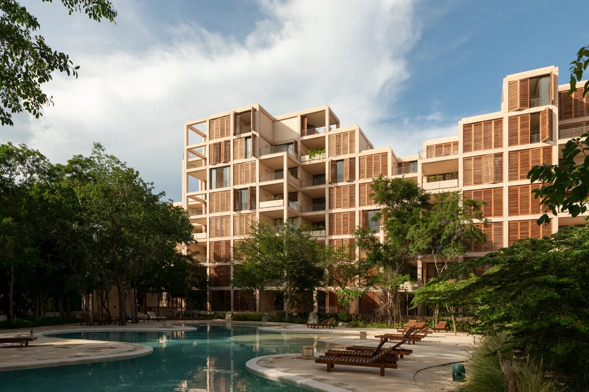 Edificio terminado en Playa del Carmen con selva alrededor