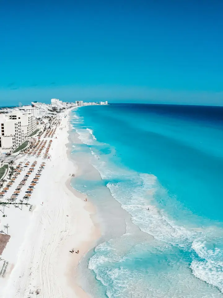 Vista aérea de la Zona Hotelera de Cancún y el mar Caribe